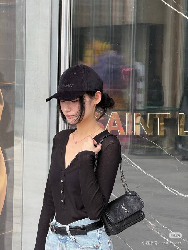 ysl 圣罗兰鳄鱼纹方扣腰带 ysl给人的感觉就是妖而不媚 像一杯醇而不烈的年份美酒 把时尚感拿捏的死死的 一款兼具多重风格的腰带非这款Ysl莫属 腰带的质感非