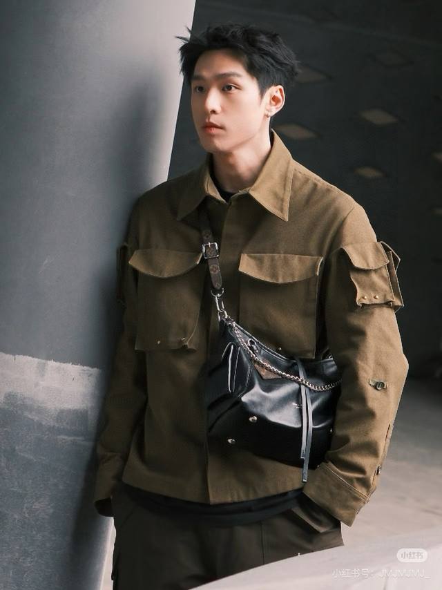 lv Carryall Dark 黑武士 暗黑学院风 暗黑机车风 今日份的酷感Cool风暴 由Lv的 Carryall 黑色羊皮包包引领 让你轻松成为酷酷女孩