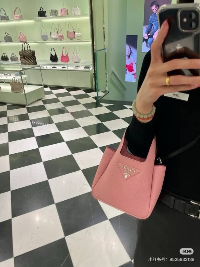 prada 普拉达菜篮子 prada今年推出的新款菜篮子 一改往日prada成熟 中性的风格 保留了品牌一贯的简约实用特性 同时增添了一丝可爱的气息 这款包包真