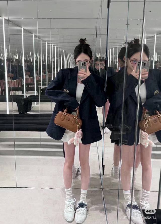 miumiu 保龄球包 miu Miu 保龄球包是 Miu Miu 品牌推出的一款热门包款 甜度刚刚好 又奶又千金的感觉 羊皮的手感柔软 质感十足 它的设计非常