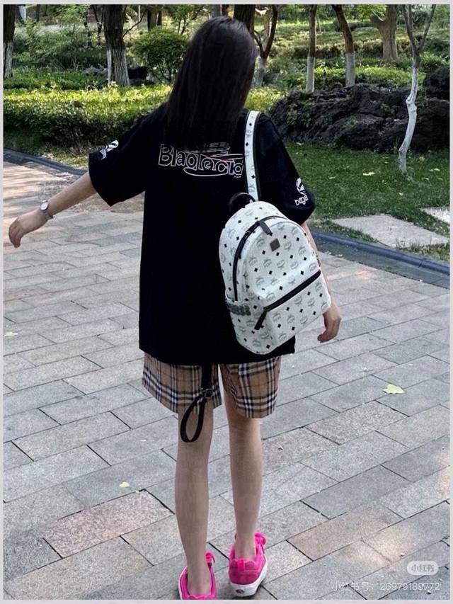 小号 中号 大号 巨无霸 这款绝对是Mcm的宝藏款 红遍大江南北 试问谁人不知谁人不晓 这款包采用的是经典的Visetor材质 非常耐磨耐用 两侧各有14颗铆钉