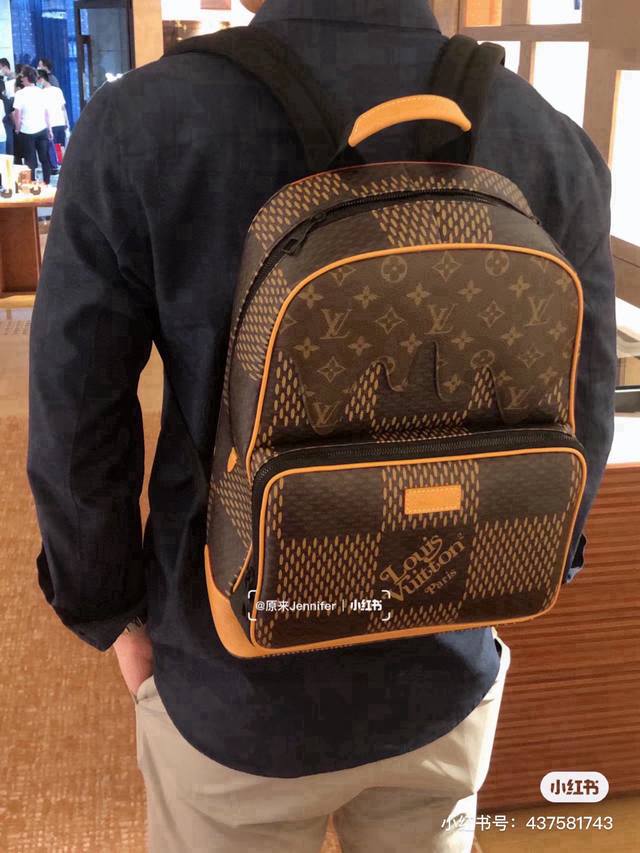 lv Nigo老花格纹双肩包 双肩包是男孩子日常出街的必备神器 一款高品质的包包不仅提升了男孩子的气质 还很吸引女孩子的眼晴哟 棕色老花跟黑色老花比起来 看上去
