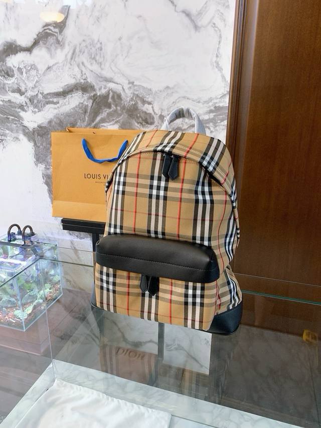 burberry 巴宝莉格纹双肩包 男女同款 经典的Vintage 复古格纹裁片满满的英伦风 搭配平滑皮革边饰 双拉链开合更加的实用 超大容量空间绝对够用 包的