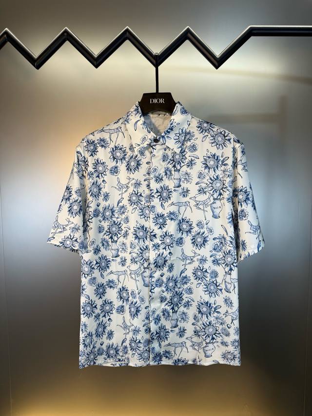 可搭配同款短裤 顶级代购版本 Dior迪奥Ss25春夏新款真丝全幅印花短袖衬衫 真丝面料 细腻柔软 舒适贴肤 以迷宫般的设计交织于衬衫 形成流动的视觉效果 驾驭