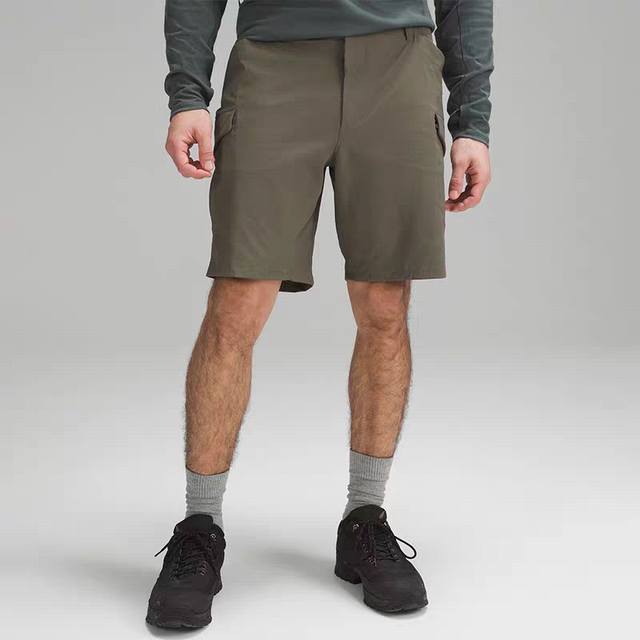 lululemon 男士徒步经典剪裁工装短裤9 超棒定制格纹梭织散热速干面料 swift 面料质地轻盈 不易破损 带有四面弹力心系环境 -独有的导热疏汗功能 带