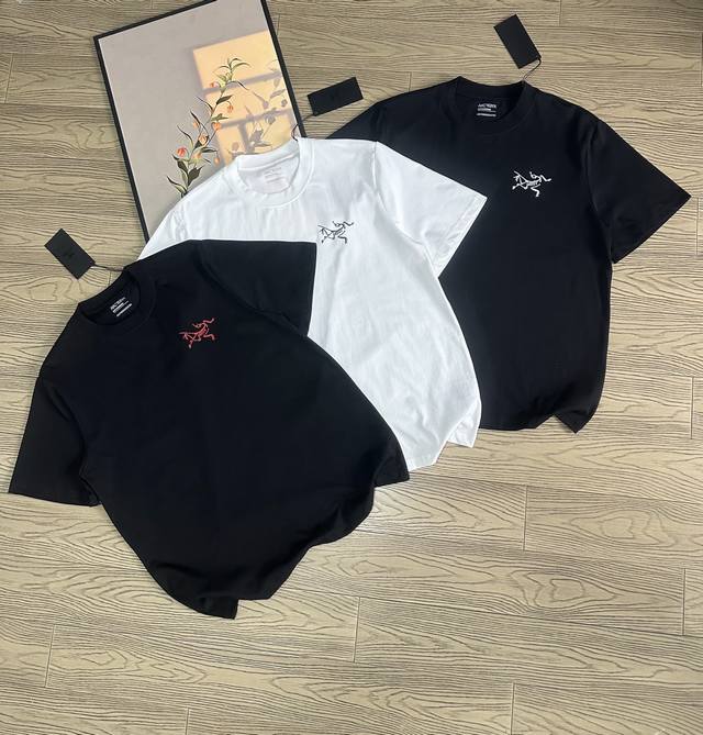 始祖鸟 Arc'teryx 24Ss 后背大鸟印花Logo图案设计 男女同款圆领纯棉短袖T恤 宽松版 330G全棉精梳棉 高品质 颜色 黑红 黑白 白色 尺码M