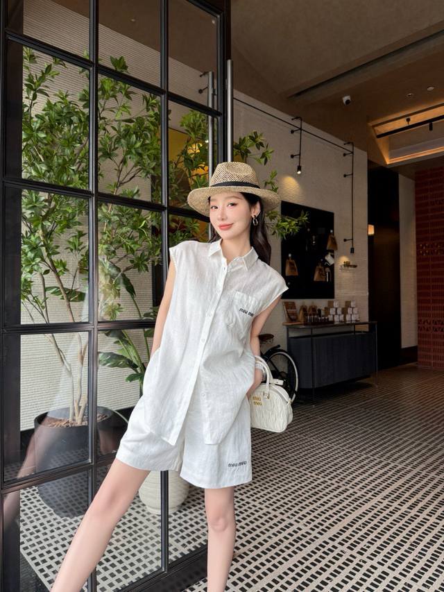 miumiu缪缪字母刺绣翻领无袖衬衫短裤套装 款号 25670705386 颜色 白色 尺码 Sml s码80-95斤 m码95-110斤 l码110-125斤