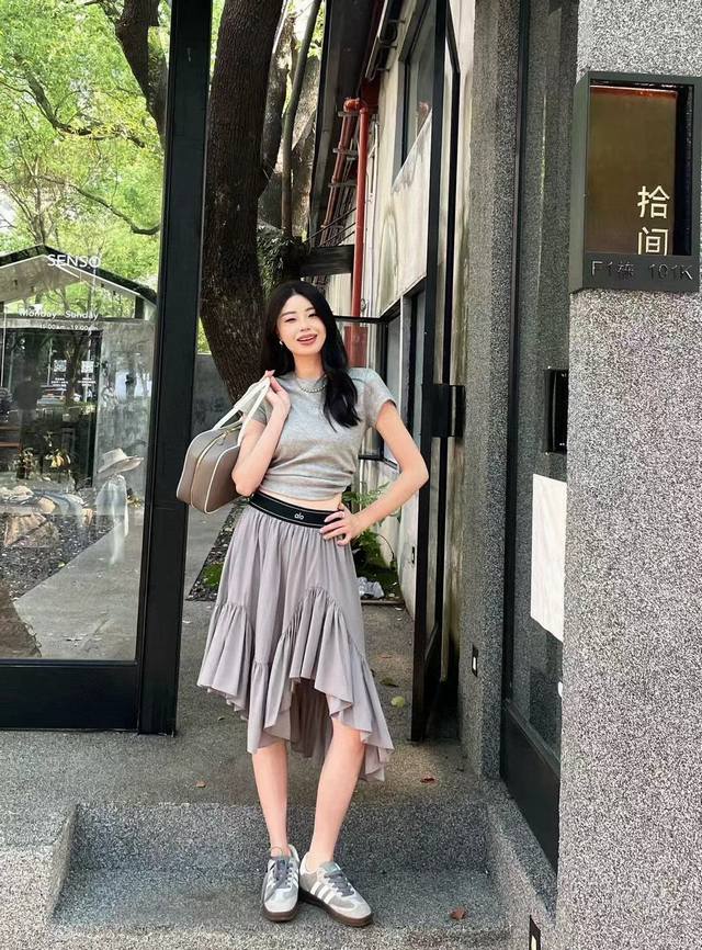 alo定制字母织带不规则缩褶蓬感荷叶边半身裙 款号 25670704606 颜色 黑色 灰色 尺码 Sml s码80-95斤 m码95-110斤 l码110-1