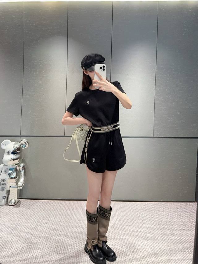 dior迪奥Cd小蜜蜂刺绣定制字母织带圆领短袖上衣抽绳松紧腰短裤套装 款号 25670703794 颜色 杏色 黑色 尺码 Sml s码80-95斤 m码95-