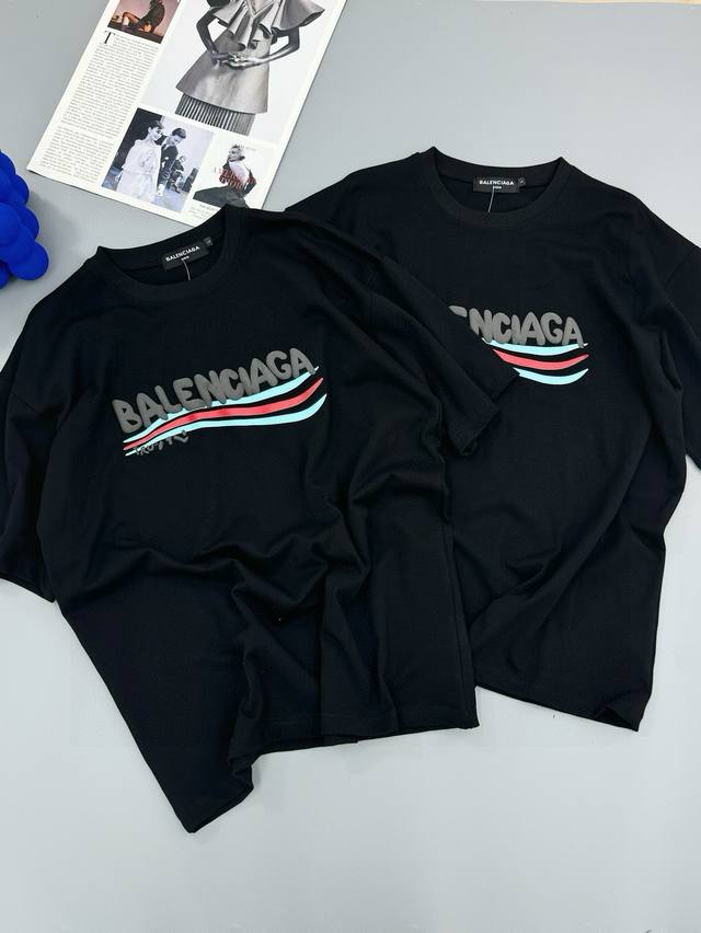 Balenciaga巴黎世家经典可乐波浪海浪发泡印花Logo情侣款短袖T恤 定制260克全棉双纱紧密爽滑面料 胸前发泡字母印花 布面干净 布纹清晰 手感非常细腻