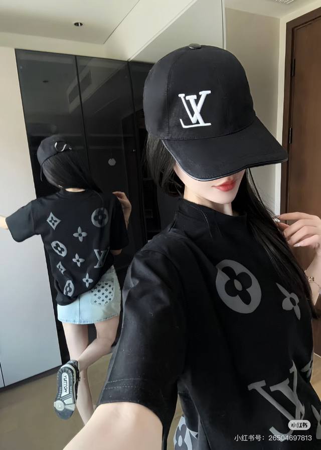 模特图组 款号 Zmr81# lv经典四叶草Logo满印发泡印花圆领短袖T恤 280克纯棉双砂面料 原版原标 最大可穿200斤 所有面料均已提前做过缩水 品质第