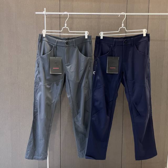 arcteryx 始祖鸟2025年男士 春夏季户外轻薄休闲高能刺绣长裤 一条真正的多功能冲锋好裤 值得每一个热衷户外的男士入手 多口袋设计 能够满足你的各种搭配