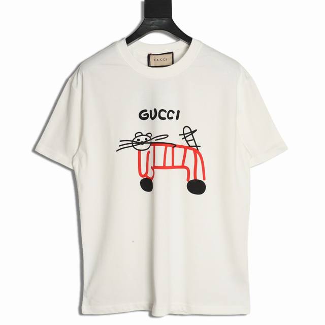 gucci 古驰 抽象线条小猫高克重印花短袖T恤 选用客供定制针织 %纯棉面打造,面料手感细腻 厚实有质感的纯棉布 高密度的机织工艺 如棉絮般柔紧致舒适 有挺括