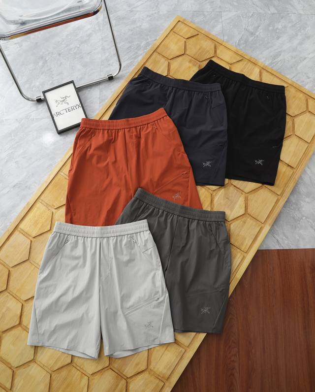 arc'teryx 始祖鸟户外休闲五色夏季新款压胶无痕速干短裤 螺纹透气爽滑休闲运动五分裤 力荐这款 面料爽滑 透气 高弹 柔软悬垂 吸湿透气 舒适顺滑 质感非