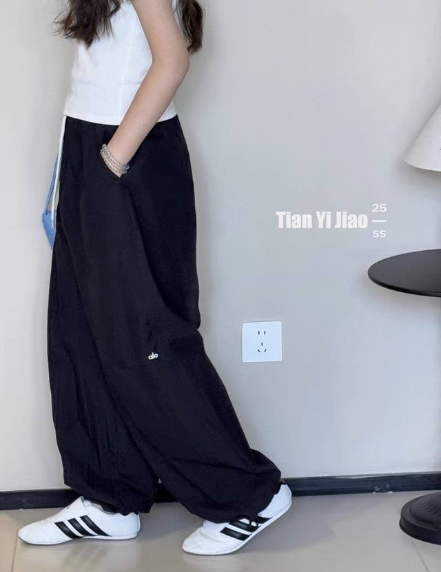 Alo家高腰抽绳弯刀气球裤 颜色 白色 米杏色 藏青色 尺码 M L Xl 夏新款时尚百搭显瘦垂感休闲速干裤 高腰的设计 不仅拉长了腿部线条 还增添了一丝优雅的