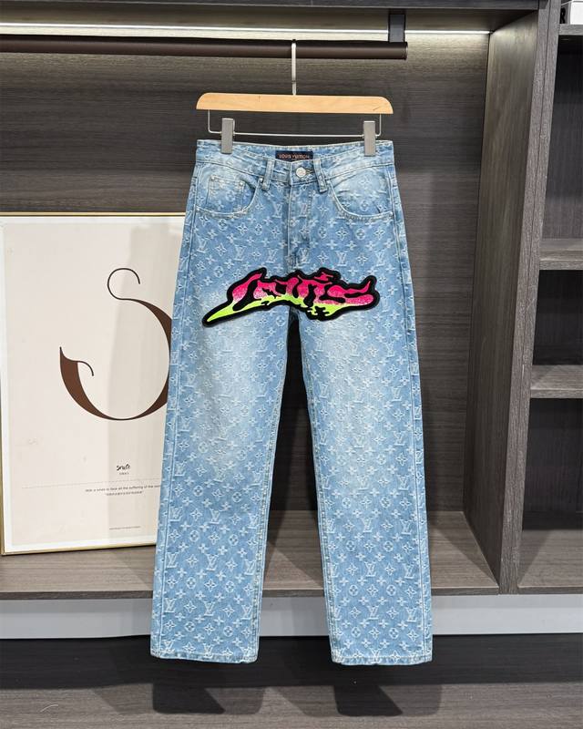 顶级臻品 Louis Vuitton Lv 路易威登涂鸦渐变刺绣牛仔裤 路易威登 作为时尚界的传奇品牌 自1854年创立以来 始终以其卓越的工艺 创新的设计和对