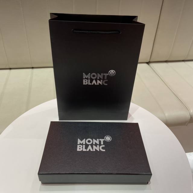 上新 万宝龙双扣超值礼盒装 Montblanc 针扣 原版经典精品针扣 实物拍摄 真皮带身 双面可用金银两个扣头 时尚百搭 光板纯色带身 可自由裁剪 送人自用首