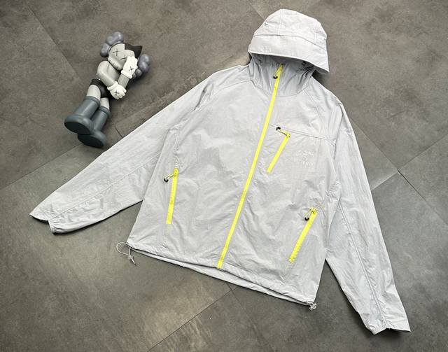 潮牌Arc'teryx 始祖鸟防紫外线透气防晒外套 新款连帽防风皮肤衣外套 极具日常与功能性为一体的连帽运动休闲皮肤衣外套 可以当作春天的小风衣 还可以当作一件