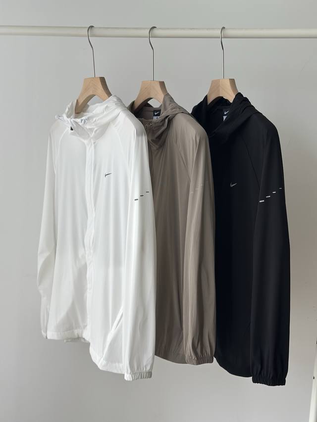 nike男女款连帽风衣夹克外套,经典小钩子印花Logo 同步更新Nike耐克轻薄外套皮肤衣防晒衣 穿上身冰冰凉凉的感觉 男女情侣款连帽拉链设计 内里全包边 内外