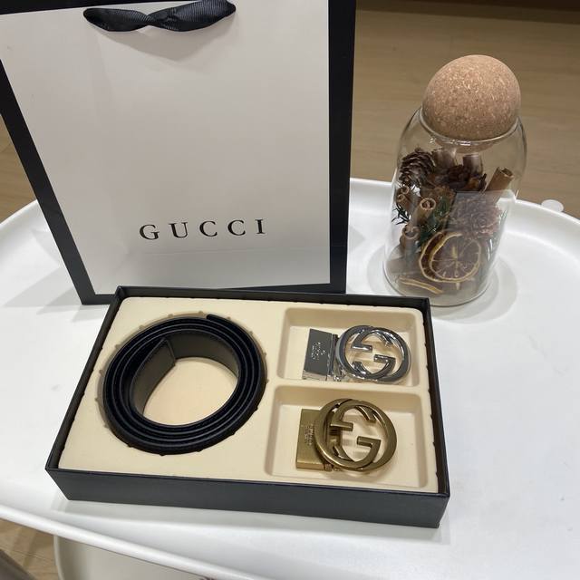 新品 超值礼盒套装 高品质 古驰Gucci男士双头双扣双面真皮腰带套盒 官网同款 全套包装 代购小票+卡片+包装盒+手提袋 送人自留绝佳真皮牛皮皮质 质感非常好