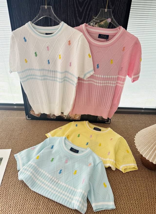 品名 Ralph Laure* 拉夫多巴胺刺绣冰丝针织短袖 尺码 M.L 颜色 白色 黄色 蓝色 粉色 夏日穿搭C位 清凉感溢屏的女士针织短袖 夏日短袖C位登场