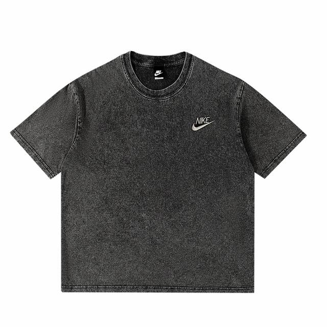 新款耐克Nike绣花水洗棉短袖T恤 海外版高品质全棉户外休闲系列宽松圆领T恤短袖 采用Top新疆棉纱针织毛圈面料 经水磨做旧复古设计 风格超前卫时尚 面料亲肤透