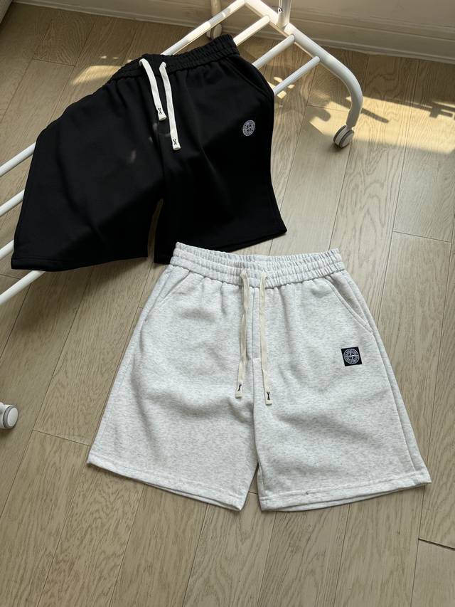 Stone Island 石头岛 25Ss 经典简约刺绣贴布小标男女情侣款短裤 高品质300克高克重华棉面料 亲肤透气不起球 刺绣Logo点缀 时尚又个性 超级