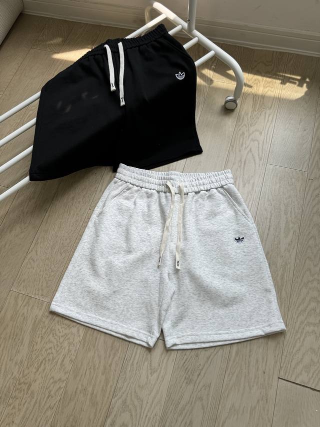 Adidas 阿迪达斯 三叶草 经典简约刺绣贴布小标男女情侣款短裤 高品质300克高克重华棉面料 亲肤透气不起球 刺绣Logo点缀 时尚又个性 超级洋气的一款