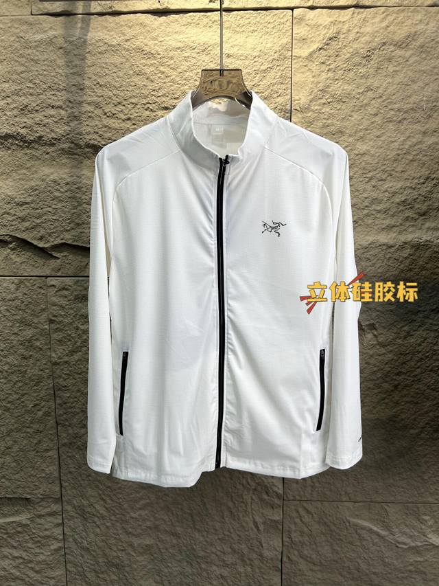 arcteryx 始祖鸟轻量化设计凉感防晒外套 户外轻量化凉感 专柜同款 采用功能性专业户外防晒型针织材料 88的锦纶和12的氨纶 有非常好的弹性 和防水透气功