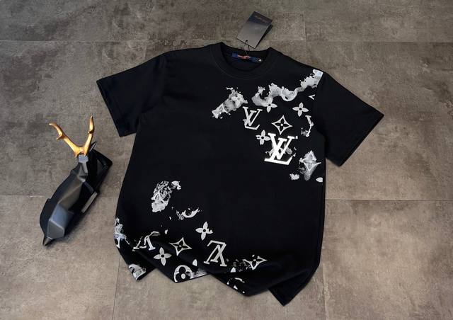 新款短袖上新 2025Ss 夏季新品路易威登 Louis Vuitton Lv 泼墨老花T恤谁穿谁好看 家人们 时尚界永远可以相信Lv 最近入手的这件路易威登短