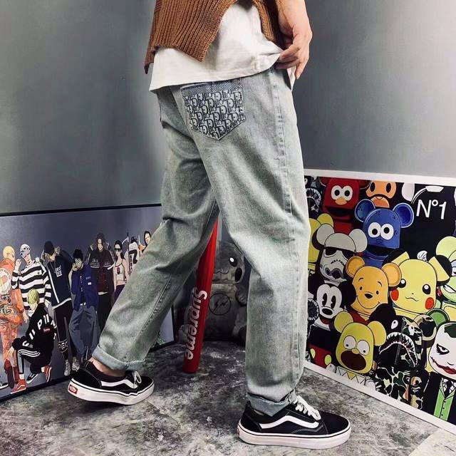 dior迪奥小满印皮标高弹水洗牛仔长裤 男女同款 面料柔软细腻舒适 重磅专柜最新款 走一波 绝对私房牛货 官网柜子同步火爆在售 后侧印花摸起来手感立体有型 做工