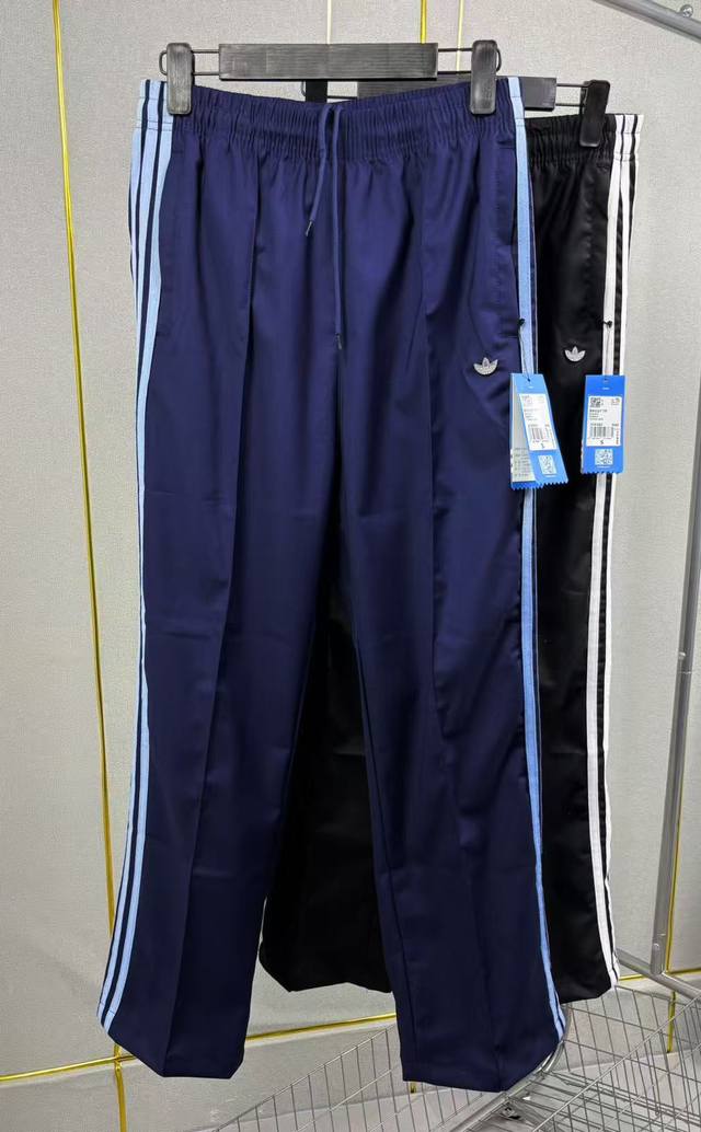 adidas九头身比例阔腿裤 时髦感全靠它 可韩系甜美可美式休闲 全靠这条三道杠神裤 单穿叠穿都是时尚完成度的关键 复古回潮 腿精Dna动了 高腰设计宽松剪裁遮