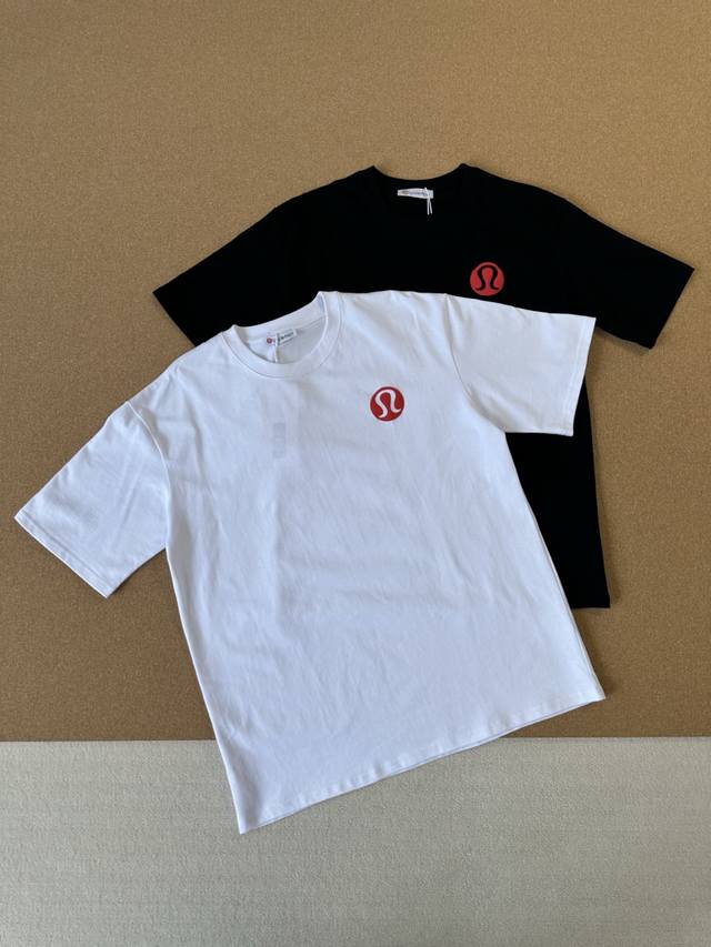 露露Lulu 2025春夏最新左胸红Logo发泡印花纯棉短袖T恤男女同款 颜色 黑色 白色 尺码 Xs S M L 热爱运动的小伙伴看过来 这款露露Lulule