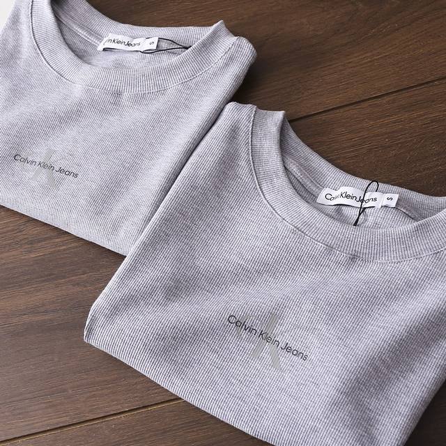 严选好货 Calvinklein新款女士圆领短袖T恤 官网同步在售 客供纯棉针织面料 柔软亲肤 舒适透气 短款修身裁剪版型 胸前精美Logo印花 定织螺纹领口
