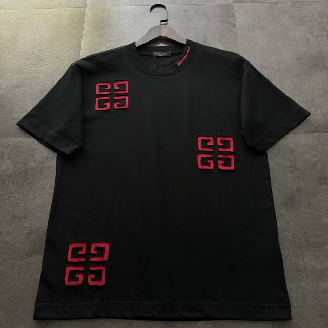 爆款推荐 givenchy纪梵希2025新款贴布绣短袖T恤 高版本高品质原版面料 网红明星同款 定制32支双纱280克重棉 前幅领口绣花+贴布绣工艺 手感非常舒