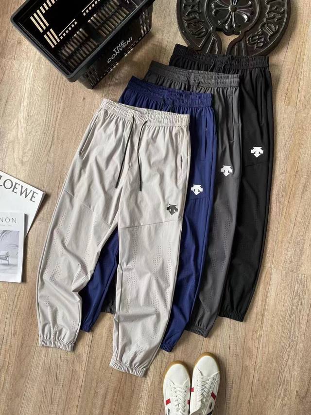 descente 迪桑特夏季男士休闲拼接休闲裤冰丝透气束脚裤运动潮流冲孔空调裤.专为夏季打造休闲束脚裤 户外防泼水面料 舒适柔软又有弹性 品质太好了 通过常年合
