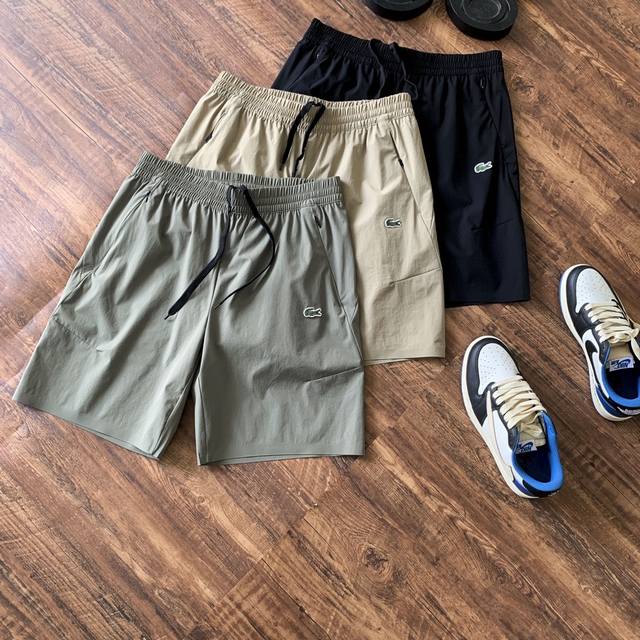 Lacoste 法国鳄鱼 经典小鳄鱼刺绣松紧腰速干弹力休闲运动短裤男女情侣款. 今天的这款短裤非常百搭 不是那种很垮的裤型 无痕压胶裤脚做工方便轻奢 给人一种轻