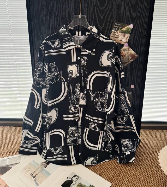 品名 H马家雅痞老钱缎面印花醋酸衬衫 尺码 M.L 颜色 黑色 看剪裁就很高级 显瘦又舒适 爱马人士真的是很懂呀 甜欲贵辣通通拿捏 高级剪裁又慵懒的衣服 面料版