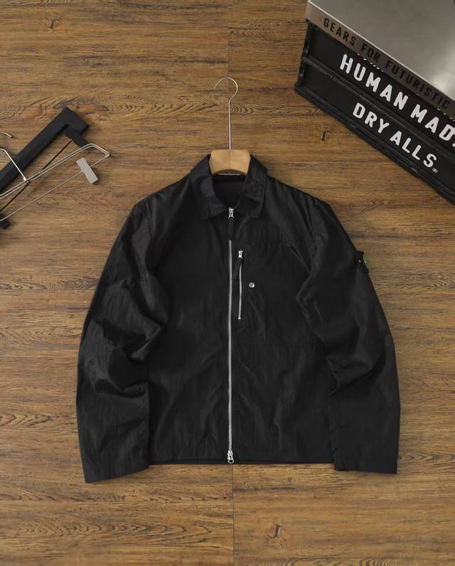 顶级版本Stone Island石头岛 Ss25 Nylon Metal 金属尼龙系列 纯色徽标贴片翻领单口袋拉链长袖夹克外套 男款 黑色 尺码M到2Xl详细尺