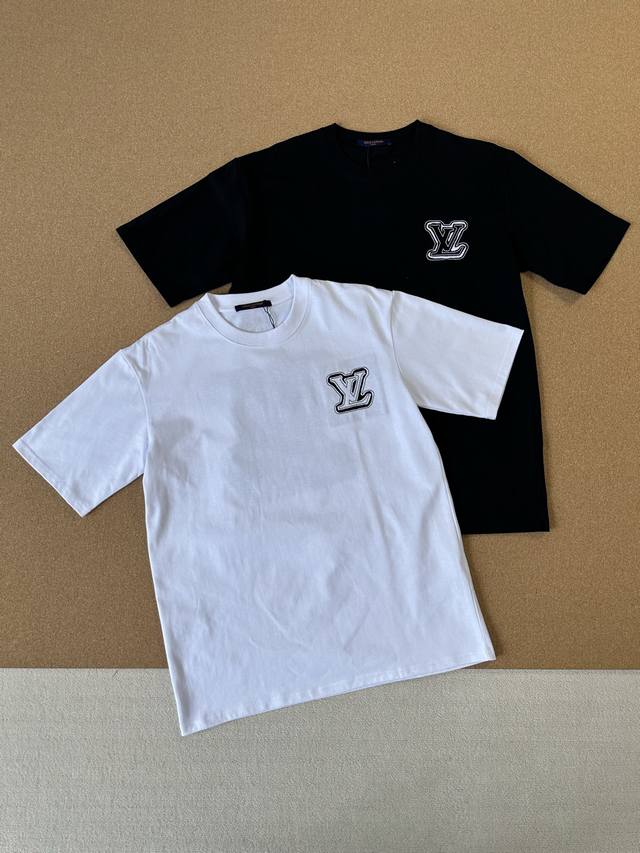 路易威登 1V 2025春夏最新镂空Logo激光烧花贴布刺绣纯棉短袖T恤 男女同款 颜色 黑色 白色 尺码 Xs S M L 热爱运动和享受休闲时光的朋友们 这