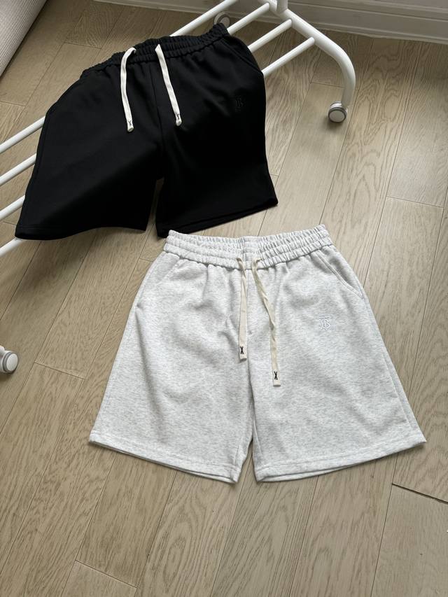 Burbberry 巴宝莉 25Ss 经典简约Tb刺绣小标男女情侣款短裤 高品质300克高克重华棉面料 亲肤透气不起球 刺绣Logo点缀 时尚又个性 超级洋气的