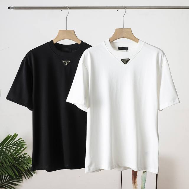 顶级最高版本 普拉达 prada 经典胸前金属三角Logo套头圆领半袖T恤短袖 男女同款 情侣款 宽松版型 最高版本 原版面料 高版本 高品质 所有细节 面料辅