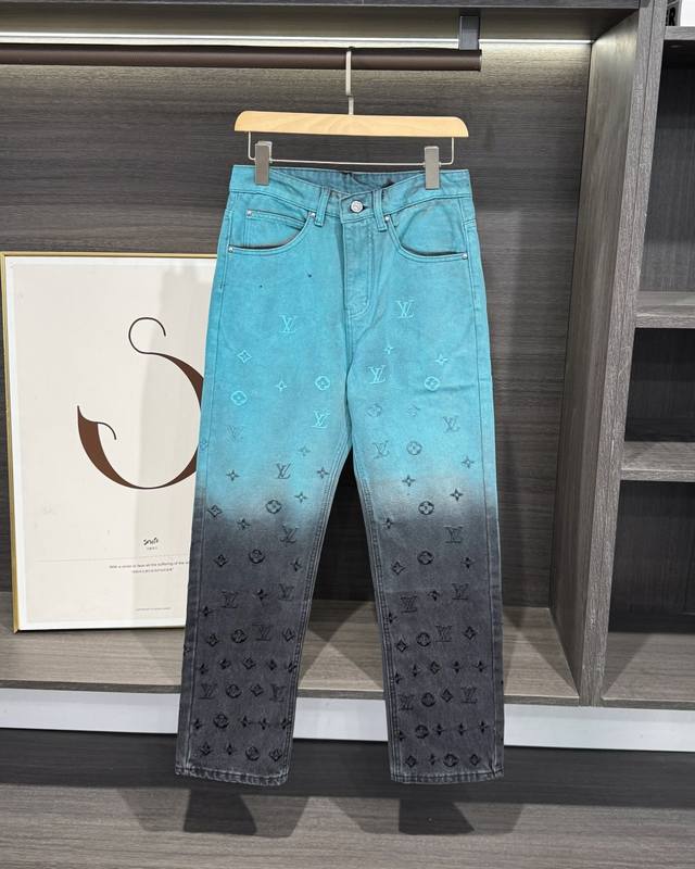 新品震撼登场 Louis Vuitton 路易威登 24Fw 走秀款联名撞色渐变刺绣牛仔裤 路易威登 Louis Vuitton 作为奢侈品牌中的经典代表 自1
