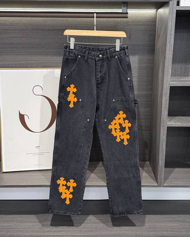 新款上新 Chrome Hearts 克罗心2025新款伐木多口袋情侣牛仔裤 克罗心 Chrome Hearts 作为时尚潮流界极具标志性的奢华品牌 以其独特的