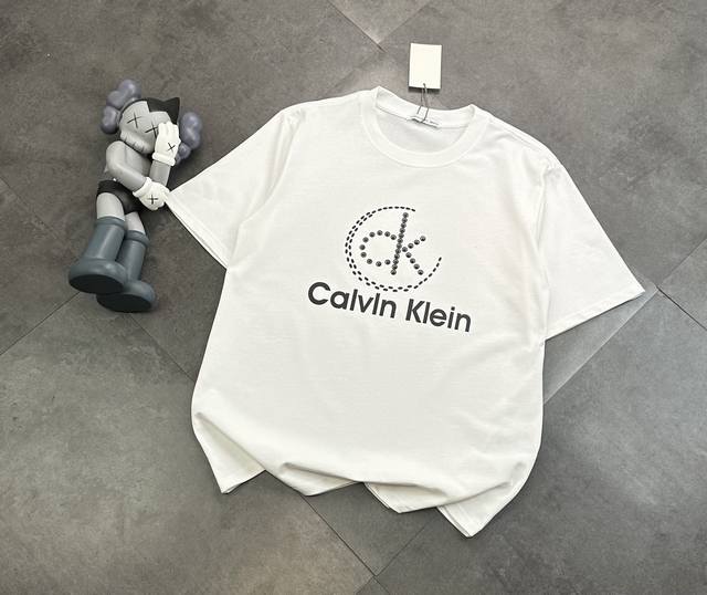 潮牌Calvin Klein珍珠点缀工艺情侣款短袖T恤 240G双纱潮牌专用棉 纹理清晰 质感满满 同缸定染1 1无色差精密纯棉螺纹 层搭叠穿 自留好货 强烈推