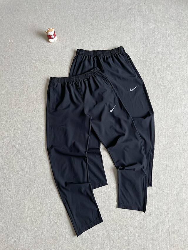 nike 耐克 男子运动跑步训练速干透气拉链裤脚梭织长裤 货号:Bv4841-010 今夏最帅的速干长裤单品 轻盈的梭织面料 上身体感绝对让你爱不释手 升级版面