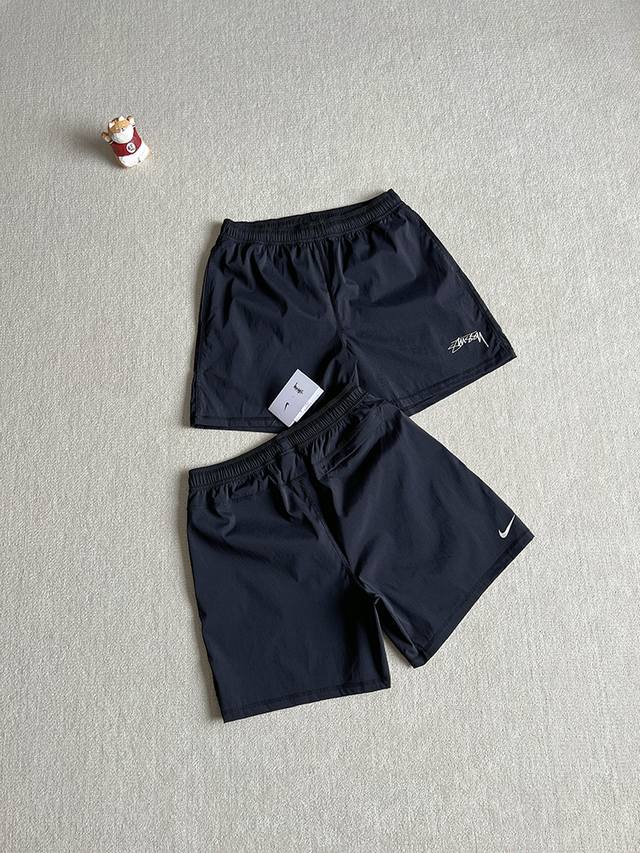 nike X St Ssy 联名款 速干运动短裤 百搭休闲短裤 男女同款 最新款 顶级版本 柜子无售 Nike X St Ssy 潮流联名 绝对是你的菜 上世纪