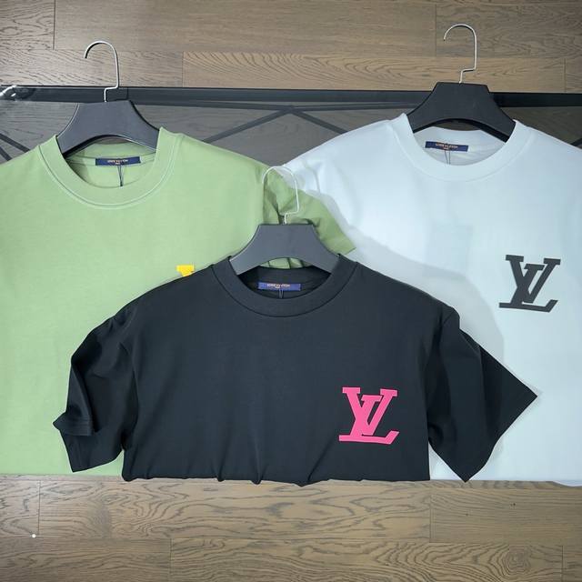 lv 路易威登 2025春夏新款刺绣Logo字母短袖T恤 胸前描边绣当季新设计Lv字样 后背品牌专属四角星图案精密刺绣 极简主义用到极致 取用280高克重水洗纯