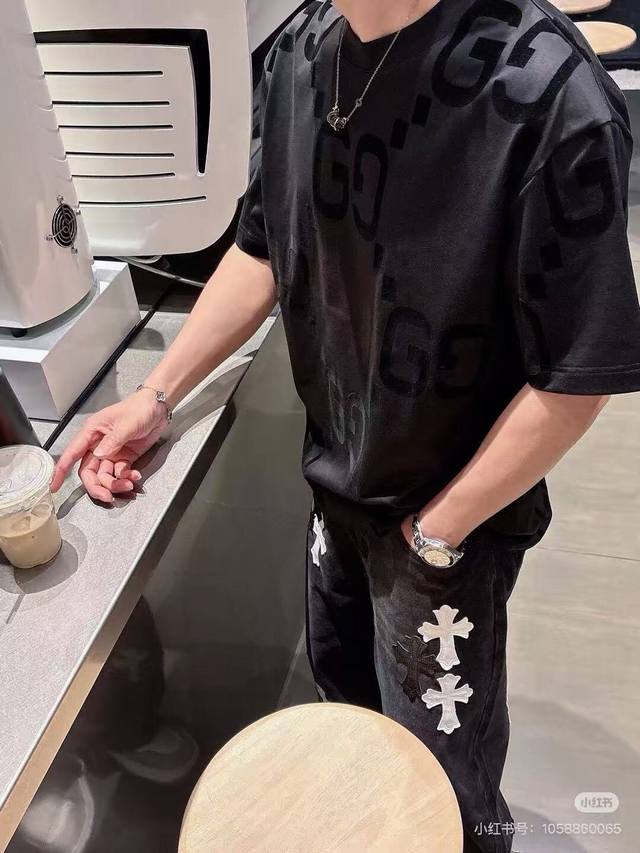 新款上新 最新爆款 高版本爆款推荐Gucci 古奇 夏季男女同款宽松版型双G印花字母植绒短袖T恤 潮流时尚个性青年半截袖体恤 面料都是采用最好的双纱全棉面料 衣
