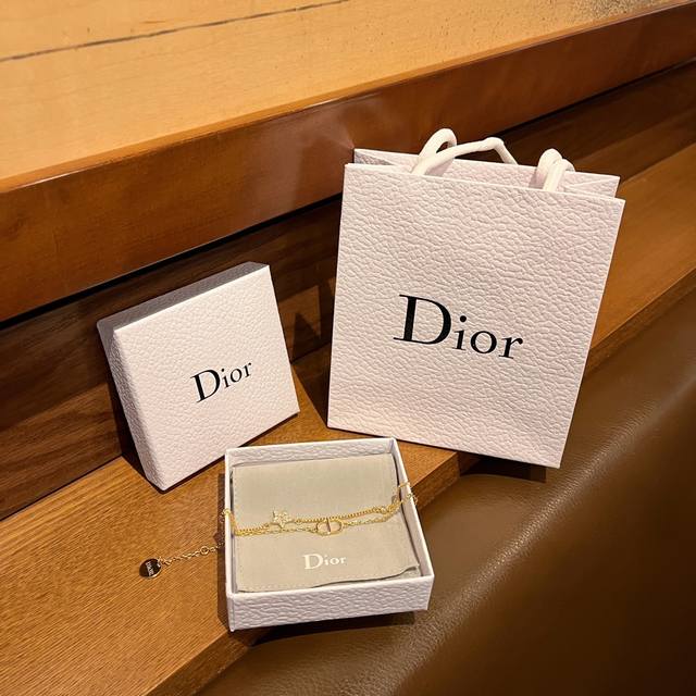 Dior 迪奥 Cd 双层手链 简直是温柔的魔鬼很心动 超有设计感的一款项链 一定要买它双层设计 满满的新鲜感 Cd星星施华洛水晶的点缀 温柔到简直就是仙女手链